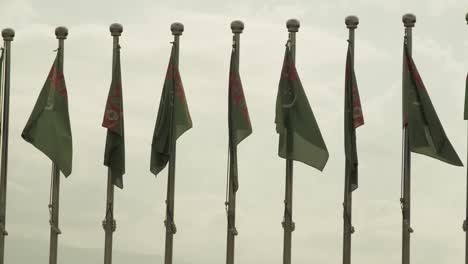 Fila-de-banderas-de-Turkmenistán