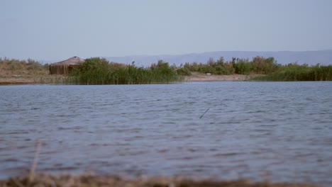 Yurta-junto-al-lago-abandonada