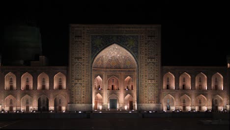 Tilya-Kori-Madrasa-en-la-noche