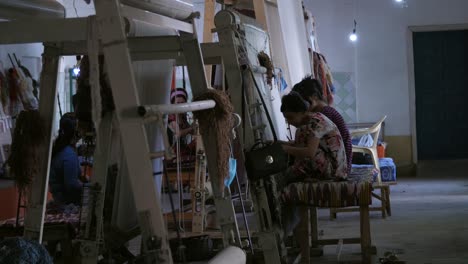 Mujeres-haciendo-alfombras-en-telares