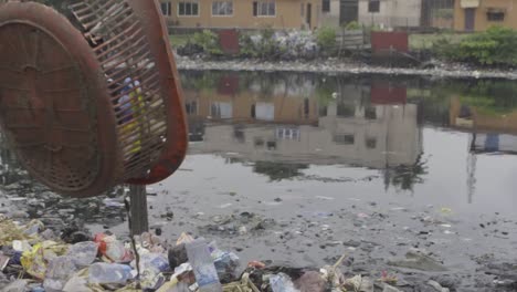 Müll-Im-Wasser-Nigeria-02