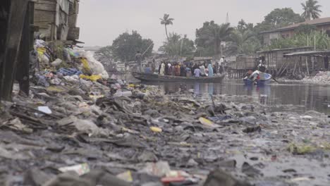 Müll-Am-Flussufer-Nigeria-04