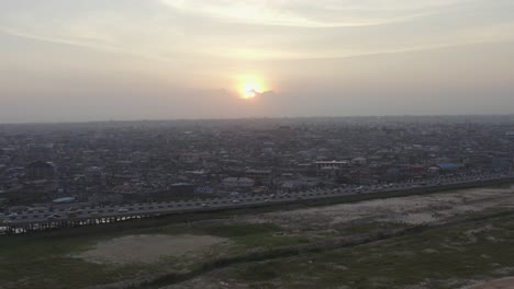 Stadt-In-Der-Abenddämmerung-Nigeria-Drohne-02