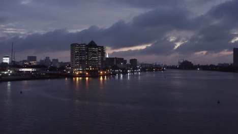 Stadt-In-Der-Abenddämmerung-Nigeria-Drohne-02