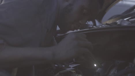 Männer-Reparieren-Auto-Nigeria-01