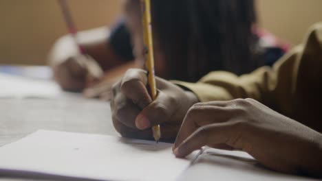 Afrikanische-Schulkinder-Schreiben-In-Der-Klasse