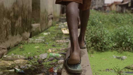 Zu-Fuß-Durch-Slum-Nigeria-01