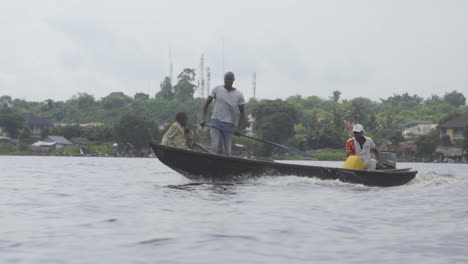 Boot-Auf-Dem-Fluss-Nigeria-03