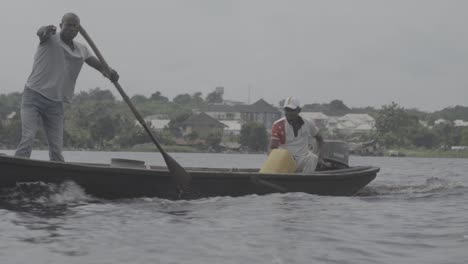 Boot-Auf-Dem-Fluss-Nigeria-04