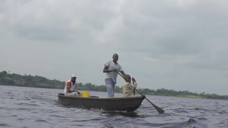 Boot-Auf-Dem-Fluss-Nigeria-07