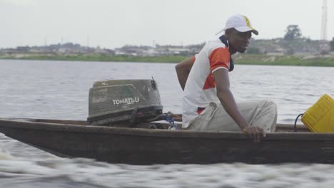 Boot-Auf-Dem-Fluss-Nigeria-10