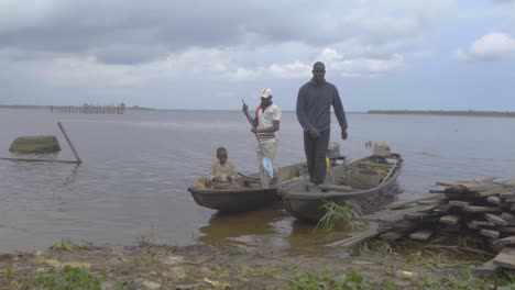 Boote-Am-Flussufer-Nigeria-02