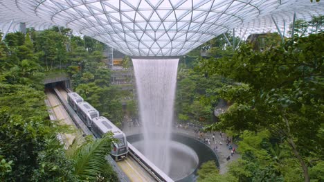 Cascada-del-aeropuerto-de-Changi-Singapur-02