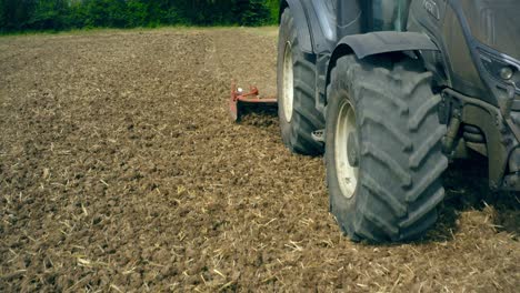 Traktor-Bodenbearbeitung-02
