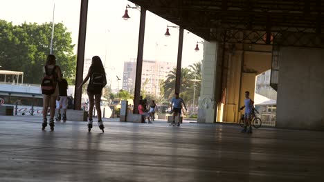 Roller-skaters-in-Valencia