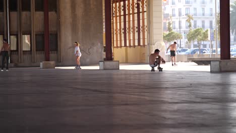 Skater-In-Einer-Lagerhalle