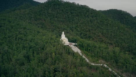Weiße-Buddha-Statue-Auf-Dem-Hügel-Von-Pai