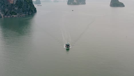 Boat-in-Ha-Long-Bay