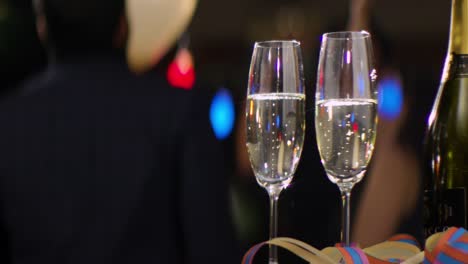 Cu-Champagnerflaschen-Und-Gläser-Auf-Dem-Tisch