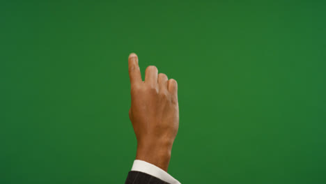 Dedo-masculino-haciendo-gestos-de-toque-en-la-pantalla-verde