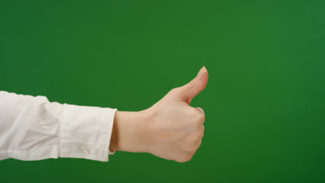Mano-femenina-haciendo-pulgares-arriba-gesto-en-pantalla-verde