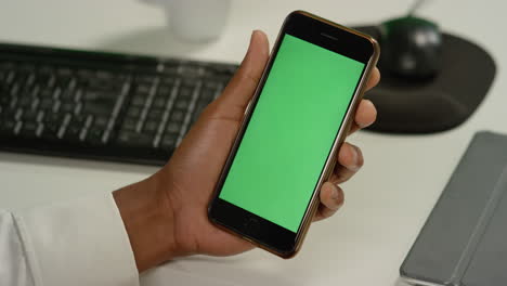 Cu-Mann-Tippt-Auf-Telefon-Mit-Grünem-Bildschirm