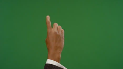 Dedo-masculino-haciendo-gestos-de-desplazamiento-en-pantalla-verde
