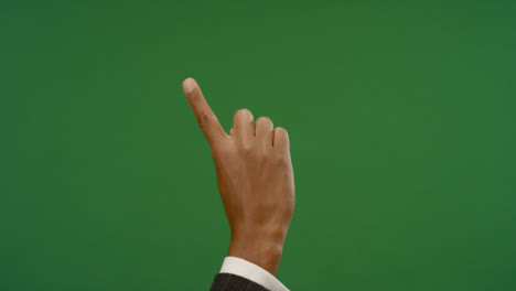 Dedo-masculino-haciendo-gestos-de-deslizamiento-en-pantalla-verde