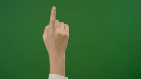 Dedo-femenino-haciendo-gestos-de-toque-en-la-pantalla-verde