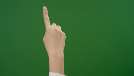 Dedo-femenino-haciendo-gestos-de-desplazamiento-en-pantalla-verde