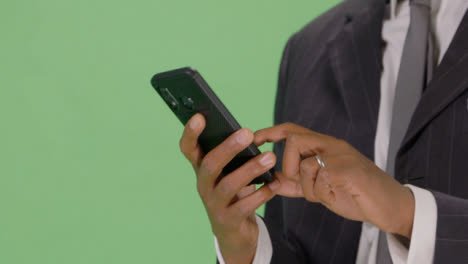 CU-Businessman-texting-on-teléfono-with-green-screen