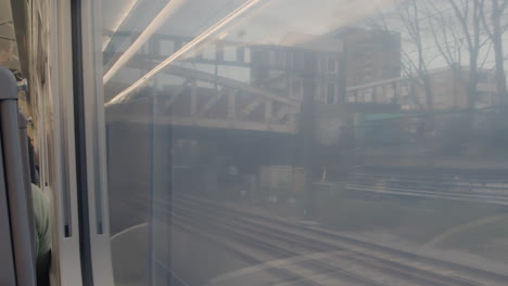Blick-Aus-Dem-Zugfenster-Mit-Vorbeifahrendem-Zug