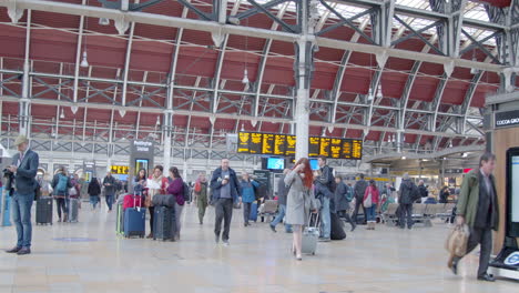 Pendler-Laufen-In-Der-Hauptverkehrszeit-Durch-Den-Bahnhof-Paddington