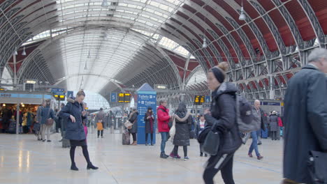 Frau-Wartet-In-Der-Hauptverkehrszeit-Am-Bahnhof-Paddington