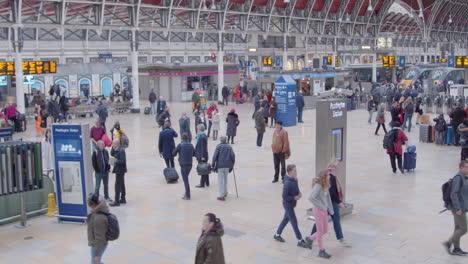 Pendler-Laufen-Durch-Einen-Belebten-Bahnhof-In-Paddington