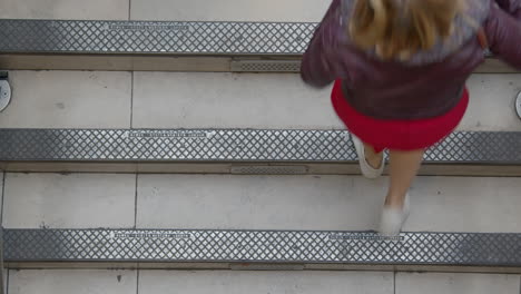 Gente-subiendo-escaleras-desde-arriba