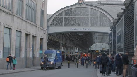 Exterior-de-la-concurrida-entrada-de-la-estación-de-Paddington-de-Londres