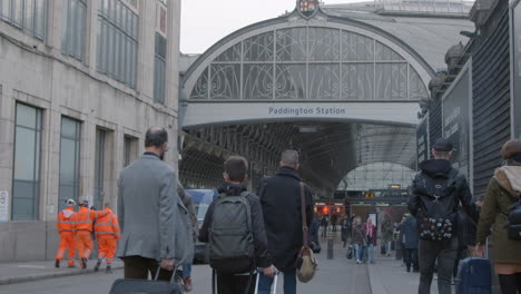 Radfahrer-Verlassen-Den-Bahnhof-Train