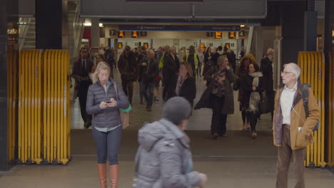 Desplácese-por-la-entrada-de-la-estación-London-Euston