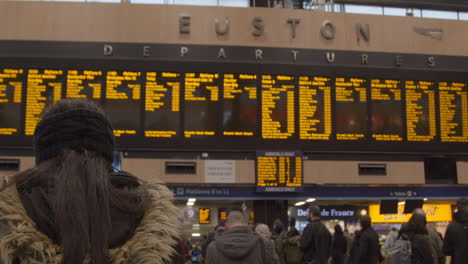 People-looking-up-at-train-departure-board