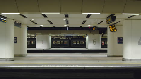 Zug-Kommt-Am-Bahnhof-Mit-Leerem-Bahnsteig-An