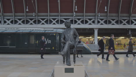 Los-viajeros-pasan-estatua-en-la-plataforma-del-tren