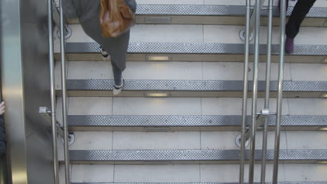 Gente-subiendo-escaleras-desde-arriba