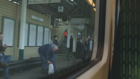 Zug-Hält-Am-Bahnhof-Und-Wartet-Auf-Passagiere