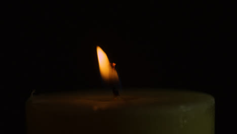 CU-Candlelight-Flame-Moving-Slowly