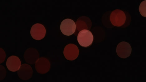 Flackernde-Rote-Lichter-Erzeugen-Ein-Bokeh