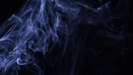 Feine-Blaue-Rauchpartikel-In-Zeitlupe