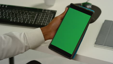 CU-Man-at-Tapping-en-tableta-con-pantalla-verde