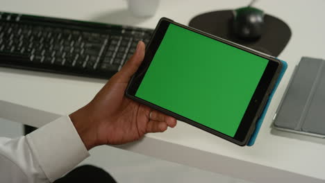 Cu-Mann-Beim-Wischen-Auf-Tablet-Mit-Grünem-Bildschirm