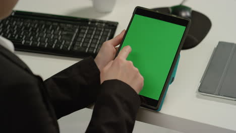 Cu-Frau-Beim-Tippen-Auf-Tablet-Mit-Grünem-Bildschirm